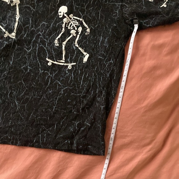 CROPPED T-SHIRT

SKATING SKELETONS - Picture 5 of 6